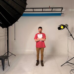 Gastón Soffritti Instagram - Un proyecto nuevo comienza y van…

Me gustaría volver atrás en el tiempo y pensarme a mi de 6 años caminando por la calle corrientes… en la cuarta foto se ve el gran rex, teatro al cual mi mamá me llevaba muchísimo, pero hubo una de esas veces que fue un gran antes y después. Esa noche después de haber ido a ver chiquititas soñé conmigo siendo parte. Y como no me alcanzó, con mi corta edad manifesté mi deseo. Mi abuela hizo el resto. Empezó a averiguar y así llegaron los castings. Varios sábados posteriores los dediqué a estudiar en una escuela en Palermo. Y un par de años después estaba parado arriba de ese mismo escenario del rex haciendo chiquititas 2006. Casualidades? Puede ser. Suerte? También. Pero el impulso inicial y las ganas que yo tenía más el haber tenido una familia que me escuchaba me llevaron a cumplir lo que tanto deseaba. Pasaron 25 años de ese sueño. Hoy sigue vigente. Así que si tenes algo en mente y lo deseas de verdad… CUIDADO! puede hacerse realidad. No digo que vaya a ser fácil. Manejar las frustraciones y recibir un NO atrás de otro es duro pero no hay otro camino. 
 
En esta oportunidad volviendo al teatro para hacer #SomosNosotros
en el multitabaris a partir del 25 de octubre con un equipo increíble @jesusmosquera__ @sofipachano @denise_dumas @lionelarostegui @macadelmastro @marce.caballero_ 🔥