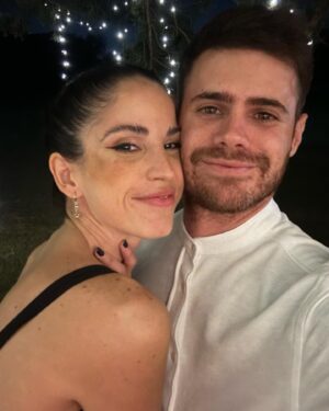 Gastón Soffritti Instagram - Paso un año de la primera foto en el fin del mundo. Millones de momentos juntos. En las buenas y en las no tan buenas siempre acompañándonos. La mejor compañera de equipo que podía elegir. Al infinito y más allá cuqui. Por muchos años más juntos. Te amo ❤️ Feliz primer año 🙌🏼