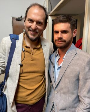 Gastón Soffritti Instagram - Me sumo a la nueva temporada de #LosProtectores y voy a hacer todo lo posible junto a mi padre @seefeld.martin para complicarles la vida al @elchuecosuar @gusbermudezok y @soyandresparra. Estreno el 25 de junio, en @starplusla. #StarPlusLA

Si todavía no estás al día con la temporada 1, aprovechá el feriado para maratonearla.