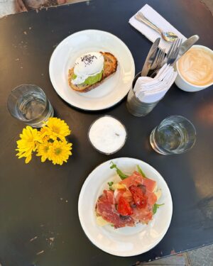 Gastón Soffritti Instagram - Con la Cucu @candemolfese tomando unos cafecitos y comiendo unas cositas ❤️🍽️☺️