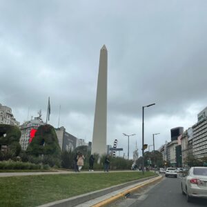 Gastón Soffritti Instagram - Un proyecto nuevo comienza y van…

Me gustaría volver atrás en el tiempo y pensarme a mi de 6 años caminando por la calle corrientes… en la cuarta foto se ve el gran rex, teatro al cual mi mamá me llevaba muchísimo, pero hubo una de esas veces que fue un gran antes y después. Esa noche después de haber ido a ver chiquititas soñé conmigo siendo parte. Y como no me alcanzó, con mi corta edad manifesté mi deseo. Mi abuela hizo el resto. Empezó a averiguar y así llegaron los castings. Varios sábados posteriores los dediqué a estudiar en una escuela en Palermo. Y un par de años después estaba parado arriba de ese mismo escenario del rex haciendo chiquititas 2006. Casualidades? Puede ser. Suerte? También. Pero el impulso inicial y las ganas que yo tenía más el haber tenido una familia que me escuchaba me llevaron a cumplir lo que tanto deseaba. Pasaron 25 años de ese sueño. Hoy sigue vigente. Así que si tenes algo en mente y lo deseas de verdad… CUIDADO! puede hacerse realidad. No digo que vaya a ser fácil. Manejar las frustraciones y recibir un NO atrás de otro es duro pero no hay otro camino. 
 
En esta oportunidad volviendo al teatro para hacer #SomosNosotros
en el multitabaris a partir del 25 de octubre con un equipo increíble @jesusmosquera__ @sofipachano @denise_dumas @lionelarostegui @macadelmastro @marce.caballero_ 🔥