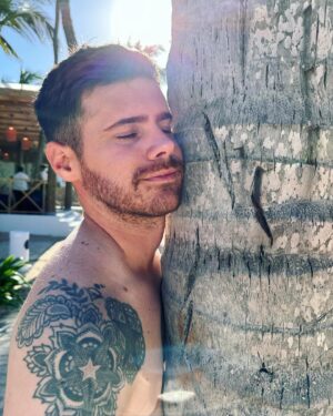 Gastón Soffritti Instagram - Día 1: “La Blancura si se puede ver”

Recomendaciones ad hoc: usen protector solar, lean este libro “la psicología del dinero”, disfruten de todo mientras dure. También disfruten de la sonrisa de @candemolfese ❤️