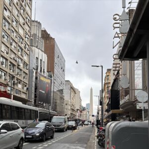 Gastón Soffritti Instagram - Un proyecto nuevo comienza y van…

Me gustaría volver atrás en el tiempo y pensarme a mi de 6 años caminando por la calle corrientes… en la cuarta foto se ve el gran rex, teatro al cual mi mamá me llevaba muchísimo, pero hubo una de esas veces que fue un gran antes y después. Esa noche después de haber ido a ver chiquititas soñé conmigo siendo parte. Y como no me alcanzó, con mi corta edad manifesté mi deseo. Mi abuela hizo el resto. Empezó a averiguar y así llegaron los castings. Varios sábados posteriores los dediqué a estudiar en una escuela en Palermo. Y un par de años después estaba parado arriba de ese mismo escenario del rex haciendo chiquititas 2006. Casualidades? Puede ser. Suerte? También. Pero el impulso inicial y las ganas que yo tenía más el haber tenido una familia que me escuchaba me llevaron a cumplir lo que tanto deseaba. Pasaron 25 años de ese sueño. Hoy sigue vigente. Así que si tenes algo en mente y lo deseas de verdad… CUIDADO! puede hacerse realidad. No digo que vaya a ser fácil. Manejar las frustraciones y recibir un NO atrás de otro es duro pero no hay otro camino. 
 
En esta oportunidad volviendo al teatro para hacer #SomosNosotros
en el multitabaris a partir del 25 de octubre con un equipo increíble @jesusmosquera__ @sofipachano @denise_dumas @lionelarostegui @macadelmastro @marce.caballero_ 🔥