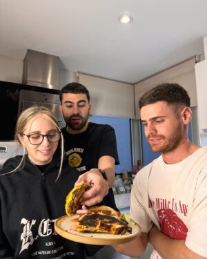 Gastón Soffritti Instagram - Full random ♻️

1- Fleco mordido 
2- Best pizza in town
3- Adquiriendo datita 🃏 
4- Invasión 
5- Fresca
6- Tratando de encontrar algo 
7- Se quemó un toque pero estaba rico 
8- Estudiando planetas 🪐 
9- Los mejores del mundo vs un equipito alemán