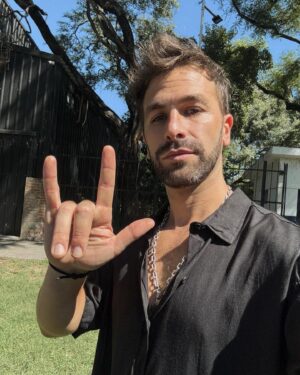 Gastón Vietto Instagram - Un poco de lo que fué el proceso de mi nueva canción TIEMPO⏳ un pequeño popurrí de momentos, lo efímero de lo eterno, a veces siendo consciente y otras inconsciente de lo que significa… vos, ya la escuchaste? 😉Link en bio