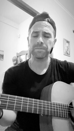Gastón Vietto Instagram - Una guitarra, unos mates y una versión casera de un temaso #salvarmeahora @benjamadeo 🤞✨ @peter_akselrad