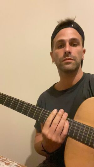 Gastón Vietto Instagram - otra canción del cajón de los inéditos. A veces las cosas se dan increíble con otra persona pero no siempre el final es el esperado, a veces se marchita. Que título de lo pondrías…? A mí me gusta “La Flor” o “Miles de conciertos”