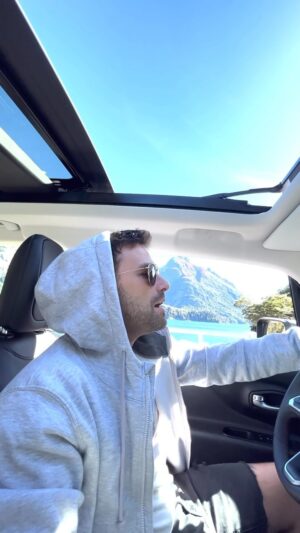 Gastón Vietto Instagram - En el Sur… escuchando & cantando Loop🌀a ver, a ver donde lo escuchan ustedes ?!? ✨
.
.
.
🎥 @guidopennelli 
🧑🏻‍💻 @nachomarinelli 
.
.
#loop #gastonvietto #vietto #musica