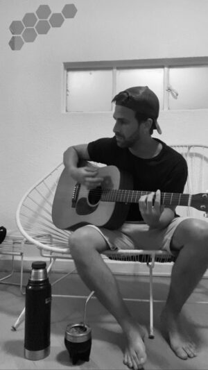 Gastón Vietto Instagram - Entre 🧉 nocturnos salían melodías, era tarde pero tenía que grabar lo que iba saliendo.. justo antes de cortar, dijee.. a ver si toco una del disco? Y salió #ladob en una pequeña versión super íntima, casera y sentida. Acá les comparto la historia con letra, ya saben que la versión original pueden escucharla en todas las plataformas digitales & el videoclip en mi canal de youtube #vietto #musica 

Lado B

Para verte así
Tuve que fingir mil veces y morir
Poco a poco iba sonando el Lado b
No fué fácil controlarme

Traté de evitar
Repetir ese desierto emocional
Un secreto camuflado en la canción
Tu sonrisa disonante

No va a ser como ayer
No voy a desaparecer

Ya fué demasiado
Te quiero para mí
Escucha mi otro lado
No hay nada mas que oír
Seremos el pecado
Dejémoslo venir
Ya fué demasiado para mí

Que ganas de alcanzarte
Por mi espejo va creciendo un vendaval
Vas acelerando mi respiración
Hasta pierdo el equilibrio

No te voy a perder
No voy a desaparecer

Ya fué demasiado
Te quiero para mí
Escucha mi otro lado
No hay nada mas que oír
Seremos el pecado
Dejémoslo venir
Ya fué demasiado para mí

Que te hizo pensar
que te hizo creer
Que iba a ser así
Quién quiso encender
La flor de los dos
Lentamente va creciendo esa mirada
Un segundo de silencio
En donde el mundo gira
Y nosotros desaparecemos, nos elevamos
Y ya no puedo, no puedo, no puedo, no puedo más…

Ya fué demasiado
Te quiero para mí
Escucha mi otro lado
No hay nada mas que oír
Seremos el pecado
Dejémoslo venir
Ya fué demasiado para mí

- me gustaría saber que frase o parte les gusta!🤟