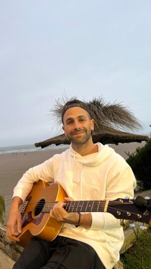 Gastón Vietto Instagram - Mar, viento y un poco de music que se repite en #loop mi nueva canción! en todas las plataformas digitales
.
.
. #musica #gastonvietto #vietto