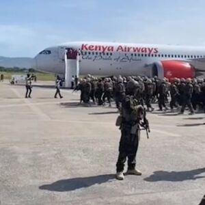 Gato Da Bato Instagram - 👀
les soldats kenyans sont arrivés en Haïti 🇭🇹 
un film réalisé par les états-unis, la france et le canada 
il est temps de préparer le 🍿 
#aunomdekelanight 
La piraterie n’est jamais fini 
#ZOELAND #92I #SAL #NU⭐️AR