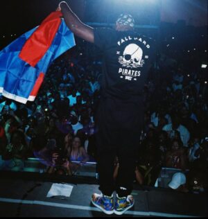 Gato Da Bato Instagram - 🏴‍☠️
le moment est venu de couper une fois pour toutes 
les racines colonialistes avec tous leurs intérêts🪓
#aunomdekelanight 
La piraterie n’est jamais fini 
#ZOELAND #92I #SAL #NU⭐️AR