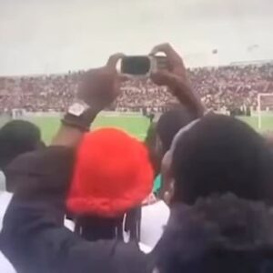 Gato Da Bato Instagram - 👀
Si cela m’arrive, le gars qui enregistre est le premier que je mets KO. Je m’en fiche du voleur, il peut avoir le téléphone mais le gars qui enregistre pour se moquer de moi devra souffrir 🤣
#aunomdekelanight 
La piraterie n’est jamais fini 
#ZOELAND #92I #SAL #NU⭐️AR