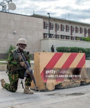 Gato Da Bato Instagram - 🤔
pendant des mois et des semaines, ils nous ont dit que des soldats kenyans venaient aider la Pnh 🇭🇹 à sécuriser le pays
avec tout le respect que je vous dois, la seule chose qu’ils protègent est l’ambassade américaine en Haïti.
encore et encore, on s’est encore fait baiser 🤦🏾‍♂️
#aunomdekelanight 
La piraterie n’est jamais fini 
#ZOELAND #92I #SAL #NU⭐️AR