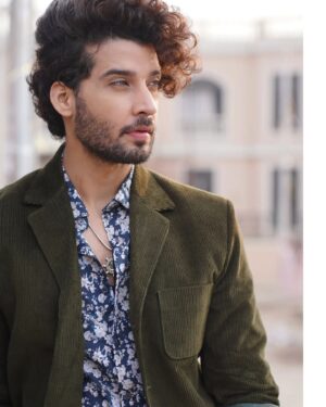 Gautam Vig Instagram - Saath mere baitha tha par kisi aur ke kareeb tha, Wo apna sa lagne wala kisi aur ka naseeb tha 🤟

Photo credit - @vikas_photographer_
Hair - @sidhu_mani_pb_65

#gautamsinghvig #jordan