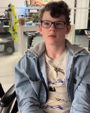 Gavin McHugh Instagram - Back to work for another episode for you all! I can’t wait for you to see this one! I had my big brother @flynnmchugh helping me on set and then I got to swim with my best friend @_gavinowen_ 😎 I love my job! @911onabc ❤️