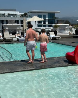 Gavin McHugh Instagram - Back to work for another episode for you all! I can’t wait for you to see this one! I had my big brother @flynnmchugh helping me on set and then I got to swim with my best friend @_gavinowen_ 😎 I love my job! @911onabc ❤️