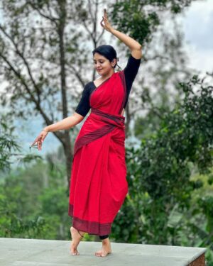 Gayathri Arun Instagram - Let your soul find its rhythm through Dance.. 
📸 @unaiseadivadu