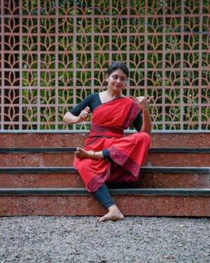 Gayathri Arun Instagram - Let your soul find its rhythm through Dance.. 
📸 @unaiseadivadu