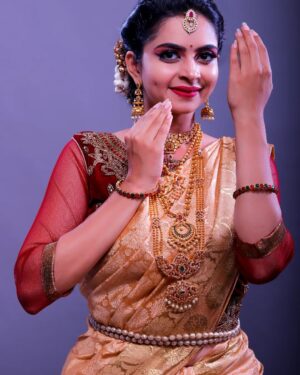 Gayatri Rema Instagram - Still feeling the jimikki ponnu vibe 🙈🙈

MUA - @makeup_by_lavanya_kilig 
PC - @harish_photographyy 
Studio - @delo_studios
Editing -  @resh_photography1

#instagram #trending #varisu #thalapathy #newtrend #jimmikkiponnu #thalapathy67 #gayatrirema #actress #sareelook #tamilactress