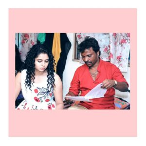 Gayatri Rema Instagram - When the director is explaining the scene and all u can think of is dinner 😍😍😍
.
.
#gayatrirema #mugamariyan #actorlife #foodlover #hungrygirl #lovemywork #dinnerbreak #onsetshenanigans #heroine #hungryheroine #iwantfoodnow #wheresmydinner #shootdiaries #grateful #blessed  #hungrybuthappy #uthukottaidiaries #uthukottai #waitingforrelease #amazingteam #workaholic #foodbeforeanythingelse #happyhappy #thankful #curlyhair #curlscurlscurls #curlswithlove #curlygirl