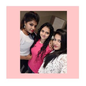 Gayatri Rema Instagram - Odd one out or odd one center 😂😂
No makeup, wet hair (right out of a bathtub), n wearing the plainest T-shirt possible 🤷
.
.
#gayatrirema #nomakeup #nofilters #realme #afterbathing #pinku #oddoneout #shoottime #amazingcoartists #funtimes #mugamariyan #movieshoot #tamilmovie #heroine #uthukottai #uthukottaidiaries #hotelgreysuit #afterbathselfie #myself #mytrueself #selfiewithfriends #missingmygirlfriends #grateful #actorlife #greatteam #blessed #workmode #natural