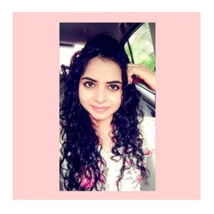 Gayatri Rema Instagram - Even sitting in my car n clicking these selfies seems like a luxury now 🤷🤷
.
.
.
 #gayatrirema #quarantine #quarantinelife #lockdownlife #lockdown #lockdown3 #indialockdown #drivetime #drivelove #drivelover #majormissing #quarantined #quarantinediaries #corona #coronavirus #coronavid19 #coronaindia #memories #socialdistancing #socialdistance #selfie #naturallycurly #everydaygirl #simplemakeup #selfies #cute #pretty