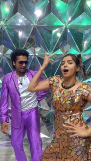 Gayatri Rema Instagram - #retrolove 🕺💃❤️

With @gayatrirema thanks for the collab 🙏🏻❤️

Dop- @kishore_htb_ 

Choreography - @sujith_htb 

Dance floor - @thechennaidancepalace ❤️🔥

#instareels #kollywood #ilayaraja #kamalhasan #trending #reels #instagram #recreation #sujithhtb #gayatrirema