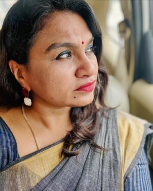 Geethi Sangeetha Instagram - ✨🪻

Be the LoVe you never received
.
.
.
.
.
.
.
.
.
.
.
.

#love #selflove #life #selfie #selfietime #saree #sareelove #linensarees #picoftheday #photooftheday #iphoneography #rainyday #kochi