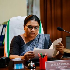 Geethi Sangeetha Instagram - ✨🎭
.
.
.
.
.
.
.
.
.
.
.
.

#character #actor #actorslife #geethisangeetha #ohmerilaila #professor #throwback #shooting #shootday #life