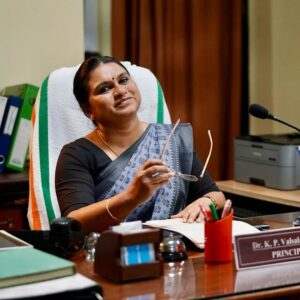 Geethi Sangeetha Instagram - ✨🎭
.
.
.
.
.
.
.
.
.
.
.
.

#character #actor #actorslife #geethisangeetha #ohmerilaila #professor #throwback #shooting #shootday #life