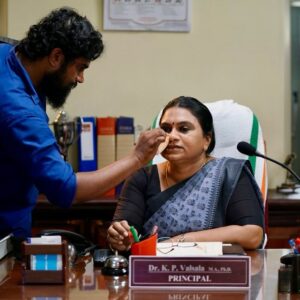 Geethi Sangeetha Instagram - ✨🎭
.
.
.
.
.
.
.
.
.
.
.
.

#character #actor #actorslife #geethisangeetha #ohmerilaila #professor #throwback #shooting #shootday #life