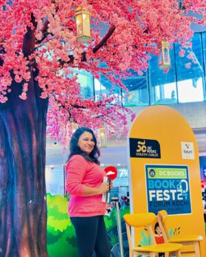 Geethi Sangeetha Instagram - ✨🌸
.
.
.
.
.
.
.
.
.
.
.
.

#today #picoftheday #iphoneography #iphoneonly #photography #photooftheday #photoshoot #candid #candidphotography #instadaily #trending #forum #forummall #kochi #dcbooks