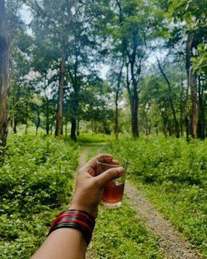 Geethi Sangeetha Instagram - ♥️

കുപ്പിവളകൾ ഇഷ്ടമില്ലാത്തവരായി ആരെങ്കിലുമുണ്ടാകുമോ..!!??
അറിയില്ല..
ഒന്ന് മാത്രമറിയാം, എനിക്കിവ ജീവനാണെന്ന്..

മുൻപ് എല്ലാ ഡ്രെസ്സിനും മാച്ച് ചെയ്യുന്ന വളകൾ ധരിച്ചിരുന്ന ഒരു കാലമുണ്ടായിരുന്നു എനിക്ക്. പിന്നെ ഒരു സമയത്ത് അത്തരം ഇഷ്ടങ്ങളൊക്കെ വേണ്ടെന്ന് വച്ച സമയത്ത് എനിക്കൊപ്പം വർക്ക്‌ ചെയ്തിരുന്ന രമ്യ എന്നൊരു അപ്പ്രെന്റിസ് കുട്ടിക്ക് വീട്ടിലേക്ക് വിളിച്ച് വരുത്തി ഞാൻ മൂന്ന് ബിഗ് ഷോപ്പർ നിറയെ വളകൾ കൊടുക്കുകയുണ്ടായി. അതിന് കാരണം, ആ കുട്ടി എന്റെ വളകളോട് കാണിച്ചിരുന്ന കൗതുകവും, അടുപ്പവുമായിരുന്നു. 

ആർക്കെങ്കിലും കൊടുക്കുന്നതിന് പകരം, വളകളെ അത്രയും ഇഷ്ടപ്പെടുന്ന ഒരാൾക്ക് കൊടുക്കാം എന്ന് കരുതി. അവൾ അന്തം വിട്ട് എന്നെ നോക്കി, “ഇത് മുഴുവനും എനിക്കാണോ” എന്ന് ചോദിച്ചു. ഞാൻ അതെ എന്ന് ഉത്തരം നൽകിയപ്പോൾ രമ്യയുടെ മുഖത്തുണ്ടായ സന്തോഷം ഞാൻ ഒരിക്കലും മറക്കില്ല.
ആ കുട്ടി ഇപ്പോഴും വളകളെ അത്രയേറെ സ്നേഹിക്കുന്നുണ്ടോ എന്നറിയില്ല, എന്നെ ഓർക്കുന്നുണ്ടോ എന്നും. പക്ഷേ ചിലപ്പോഴൊക്കെ വളകൾ, അവളുടെ സന്തോഷാശ്രു നിറഞ്ഞ മുഖം എന്റെ ഓർമ്മകളിൽ എത്തിക്കാറുണ്ട്. 
.
.
.
.
.
.
.
.
.
.

#kuppivala #nostalgia #random #randomclick #shootday #iphonography #trending #picoftheday #photography #selflove #photooftheday #life #actor #actorslife #viral