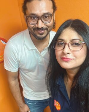 Geetika Vidya Instagram - It was a great learning experience to host the fabulous starcast of #BarahByBarah 😊 Thank you..

@bhumika.dube - May you live all your dreams to be the best in the business, thik hai na babuni 🫡
@geetikavidya - You are a precious one Geetika, continue to be the literature student you are while putting up a great show for us, teri tarya koi na duja 😍
@badegauravse - Mr Writer, Director, all the best for all your future endeavours, shine Gaurav shine! ✨ @itsharishkhanna - Khushmizaj, behtareen, zindabaad, keep entertaining and winning hearts Sir 😊
 @sunnylahiri - Bhalo theko bhai, onek onek daarun kaaj hok 👏😎
 
We loved your presence at #919friendsfm on my show #boxoffice 🙏

Missed meeting @kaungyani - All the best to you 😊

Barah by Barah is a hauntingly beautiful film set in the heart of Varanasi, capturing the essence of Manikarnika Ghat where photographers immortalize the dead. The protagonist’s journey through this vanishing art form poignantly mirrors a world that’s evolving too quickly for some to keep up. It’s a deeply moving narrative about tradition, change, and the struggle to adapt. “Barah by Barah “ is now showing at @acropolismall in #Kolkata Don’t miss it 😊
.
.
.
.
#rjsmriti #barahbybarah #movie #bollywood #varanasi #uttarpradesh #manikarnikaghat #trendingreels #trendingnow #trendingpost #ott #kolkata #calcutta #bengal #bollywood #bollywoodstyle #bollywoodsongs #bollywoodactress #bollywoodmovies