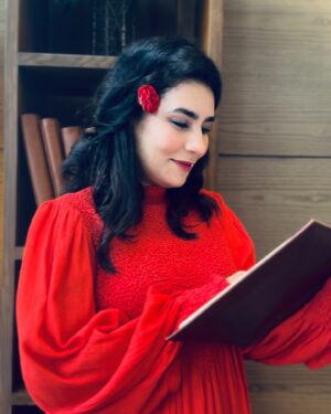 Geetika Vidya Instagram - @ilk_india ♥️
Poses depicting 4 different statues of finding some lovely words in a random book 📕
