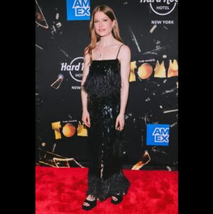 Genevieve Angelson Instagram - MUGGIN.
loved seeing @whostommyshow for the THIRD time, because it’s a total winner 💫💫 
📸 Michaelah Reynolds @playbill 
👗 @johannaortizofficial 
👯‍♀️ @alexafrancesca 
💍 @ara_vartanian 
👛 @staud.clothing 
👄 @linasiia_makeup 
🖤 @davidkorins