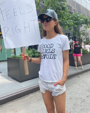 Genevieve Angelson Instagram - You might say I had a BONE TO PICKET today at @amazon #sagaftrastrike #sagstandswithwga #istandwiththewga