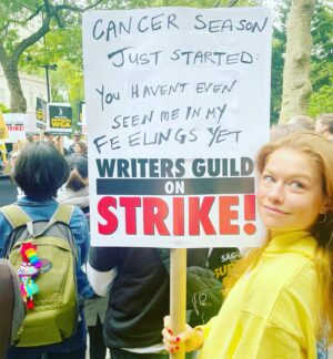 Genevieve Angelson Instagram - on strike shut em down New York is a union town 💪🪧 #wgastrong #wgaonstrike #istandwiththewga #sagaftrastandswithwga