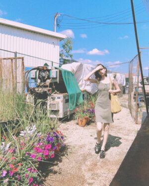 Genevieve Buechner Instagram - 💐🚚
