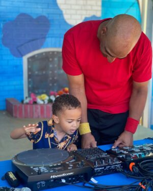 Genevieve Goings Instagram - Omg😭🎶🚂 #choochoosoul @sesameplace ❤️
.
.
We are having so much fun, with so many firsts on this trip! It's Kamari's first time ever seeing Choo Choo Soul! His first time meeting DC, and his first time at Sesame Place!! I am overwhelmed with JOY!