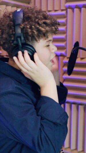 Genevieve Goings Instagram - I had an incredible time with @genevievegoings learning the magic of layering my voice with harmony. How amazing this moment was 🙌🏽. @aliciakeys 
*
*
*
*
*
#aliciakeys #fallin #jameswimbley #singing #singer #cover #song #music #magic #harmony #exploring #layering #young #talent #musician #fyp #foryou
