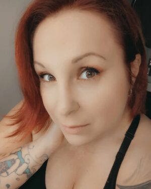 Genevieve Goulet Instagram - Been two weeks today since I had my first surgery. It is still pretty hard for me to move around but I'm slowly getting better.

Since the next few months are going to be challenging and hot, I've decided to go back to red short hair. So, here it is.