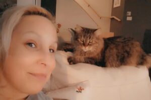 Genevieve Goulet Instagram - The lighting makes me look somewhat decent because I look like poo-poo these days. 😅💩

The surgery was rough; the traveling was awful and this recovery is not easy... I'm in good company though.

Not only do I have my mom (also a retired and devoted nurse) to take care of me but, I also have her cat Chanel who checks on me. 🧑‍⚕️🐈

Sitting down to use the restroom is the worst. When I get through that without any pain,  I'll see the light. LoL 

It's when you lose the little things that you appreciate them. 😅🚽