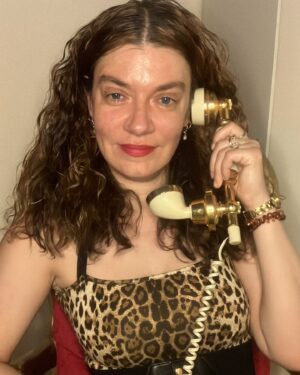 Genoveva Rossi Instagram - I love animal print and my vintage empress phone ☎️🐱❤️

#animalprint #empressphone #vintage #retro #mobwives #genovevarossi