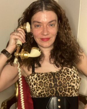 Genoveva Rossi Instagram - I love animal print and my vintage empress phone ☎️🐱❤️

#animalprint #empressphone #vintage #retro #mobwives #genovevarossi