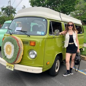 Genoveva Rossi Instagram - At @garwoodrocks checking out a Volkswagen bus camper from 1976! ☮️ 🌸 

#Garwoodrocks #volkswagencampervans #1976volkswagen #genovevarossi