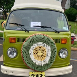 Genoveva Rossi Instagram - At @garwoodrocks checking out a Volkswagen bus camper from 1976! ☮️ 🌸 

#Garwoodrocks #volkswagencampervans #1976volkswagen #genovevarossi
