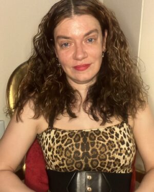 Genoveva Rossi Instagram - I love animal print and my vintage empress phone ☎️🐱❤️

#animalprint #empressphone #vintage #retro #mobwives #genovevarossi