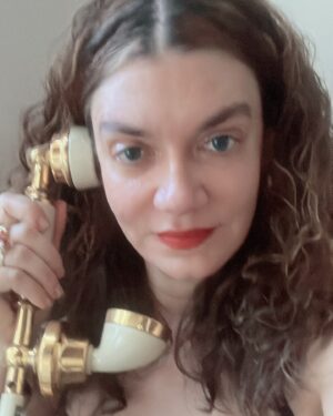 Genoveva Rossi Instagram - I love animal print and my vintage empress phone ☎️🐱❤️

#animalprint #empressphone #vintage #retro #mobwives #genovevarossi